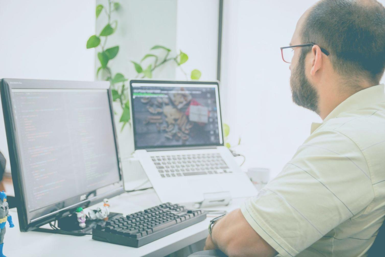 Équipe travaillant sur le développement d'outils d'analyse financière